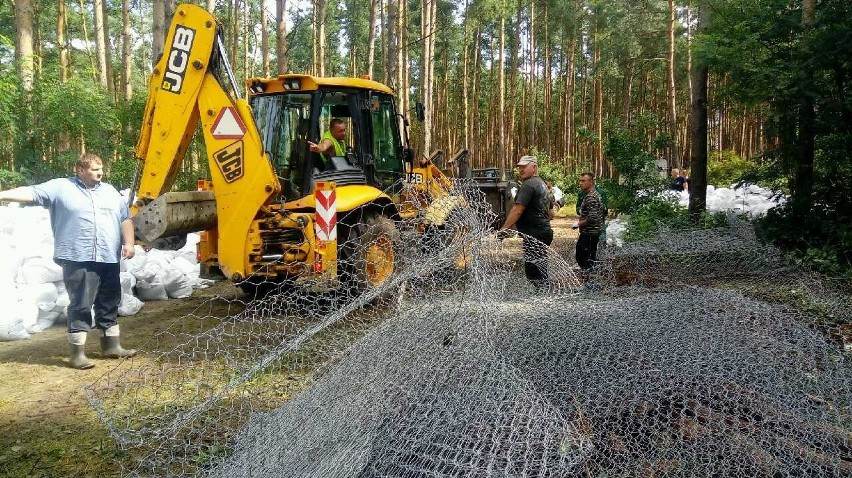 Akcja ratunkowa w gminie Darłowo. Pękł wał przeciwpowodziowy