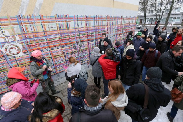 Białystok. Mural „Utkany wielokulturowością” został naprawiony. Wcześniej ktoś namalował na nim swastykę.