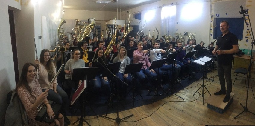 Muzycy Młodzieżowej Orkiestry Dętej z Krasocina nagrali pierwszą płytę (ZDJĘCIA)