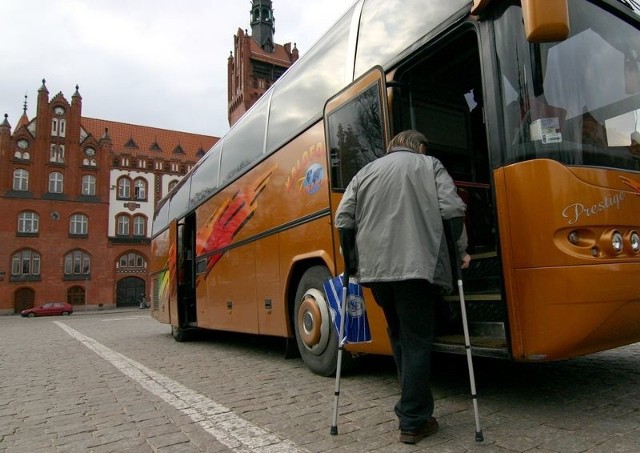 Po badaniu ubezpieczeni z powiatu chojnickiego są odwożeni do Chojnic autobusem wynajętym przez słupski ZUS.