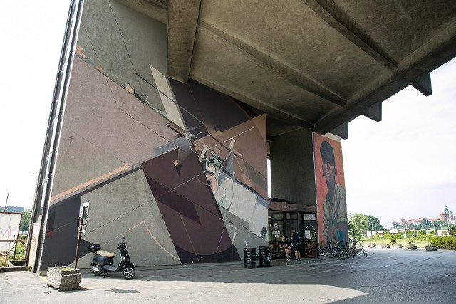 Hotel Forum, nietypowa architektura i murale [FOTOREPORTAŻ]