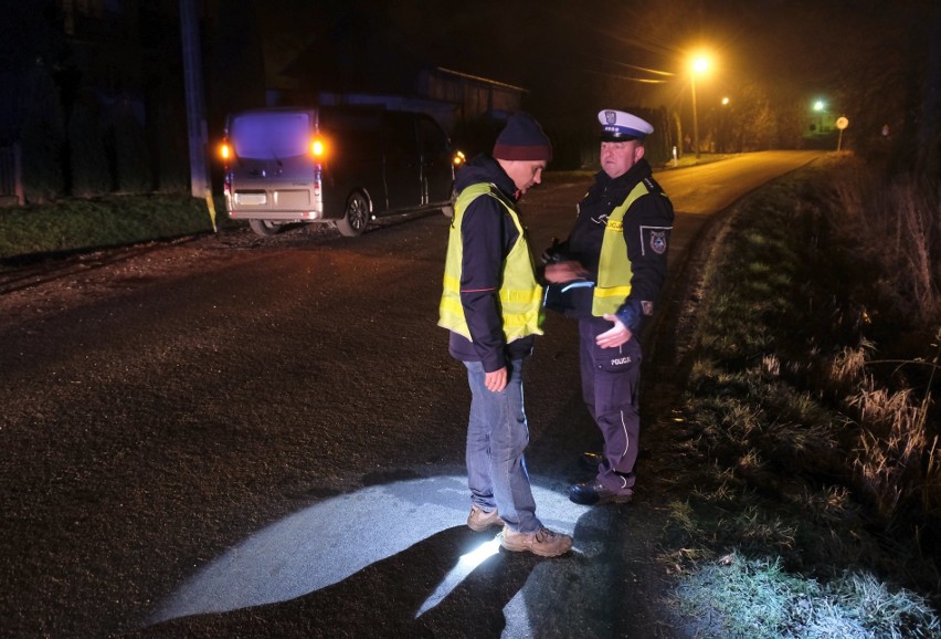 Policjanci pracują na miejscu wypadku drogowego w...