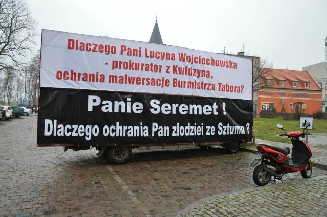 Tak wyglądał baner przed jego zniszczeniem