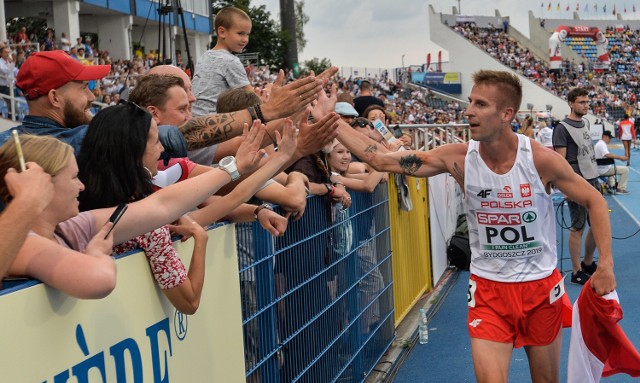 Reprezentacja Polski zajmuje pierwsze miejsce po drugim dniu Drużynowych Mistrzostw Europy w lekkiej atletyce, które odbywają się w Bydgoszczy. Polacy wyprzedzają Francuzów o 11,5 punktu i mają aż 22 punkty przewagi nad trzecią w klasyfikacji drużyną Włoch. Początkowo biało-czerwoni byli na drugim miejscu ze stratą 1,5 pkt. do Francuzów, ale ich sztafeta została zdyskwalifikowana i tym sposobem polska reprezentacja jest pierwsza[b]. W sobotę zwycięstwa dla biało-czerwonych odnieśli Justyna Święty-Ersetic w biegu na 400 metrów, Michał Haratyk w pchnięciu kulą, Wojciech Nowicki w rzucie młotem, Patryk Dobek w biegu na 400 metrów przez płotki oraz Marcin Lewandowski z Zawiszy w biegu na 1500 metrów. Zawodnicy rozstrzygnęli już 22 z 40 punktowanych konkurencji. Dokończenie zawodów w niedzielę.  Na kolejnych stronach zdjęcia z zawodów oraz fotki kibiców 