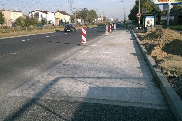 Beton wylany w zatoczkach schnie niemal miesiąc.  2. Przystanki mają być uruchomione jeszcze przed Świętem Zmarłych.