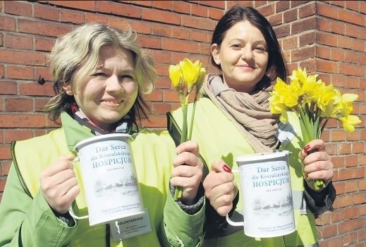 Anna Bródka (z lewej) i Jagoda Kuczyńska zbierały datki przy koszalińskiej katedrze. Nie musiały specjalnienamawiać przechodniów do pomocy &#8211; organizowana od lat "Akcja Żonkil&#8221; przez wiele osób kojarzona jest zhospicjum.