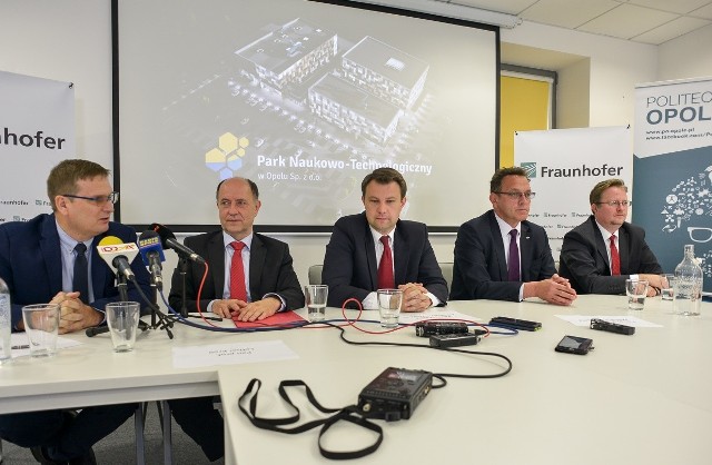 O  zawarciu umowy z Instytutem Fraunhofera poinformowali dziś (od lewej): prof. Jarosław Mamala, prof. Lothar Kroll, Arkadiusz Wiśniewski,  prof. Marek Tukiendorf oraz Maciej Wujec.