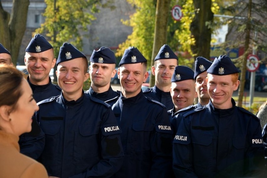 Białystok. Podlaski garnizon ma nowych policjantów. 28 funkcjonariuszy złożyło ślubowanie [ZDJĘCIA]