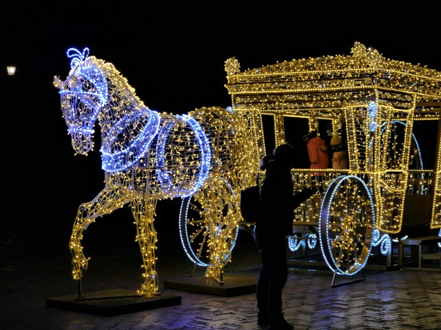 Świąteczne iluminacje w Koszalinie wieczorową porą.