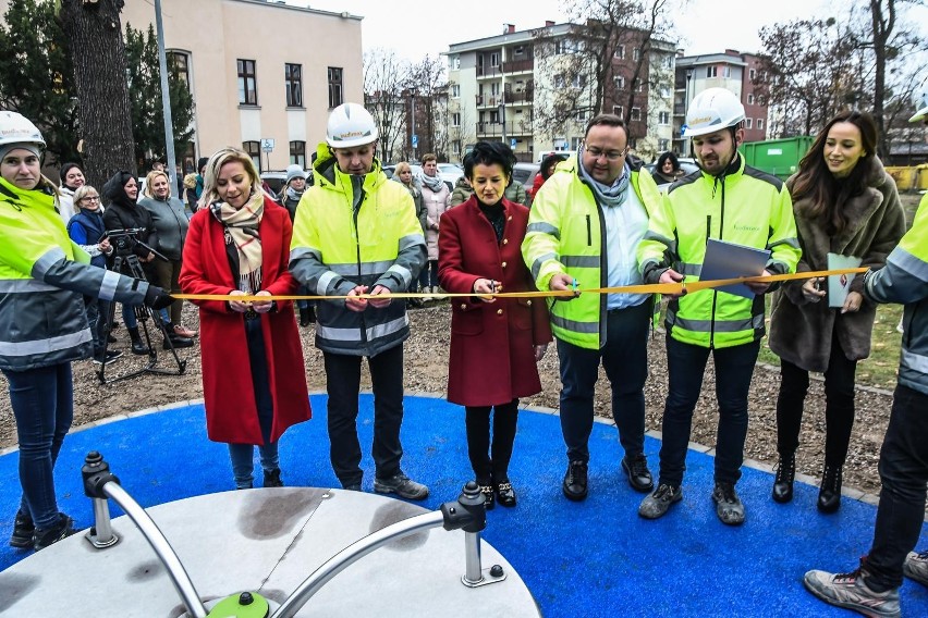 Plac zabaw z nową, bezpieczną nawierzchnią powstał przy...