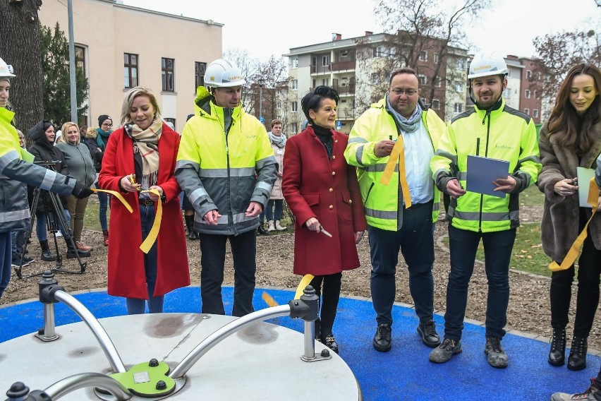 Plac zabaw z nową, bezpieczną nawierzchnią powstał przy...