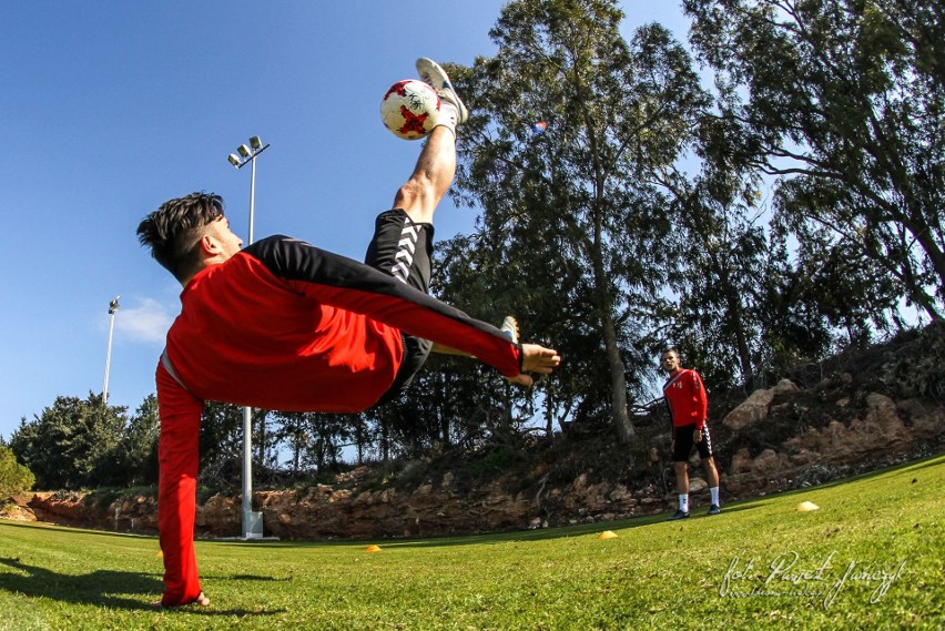  Piłkarze Korony na Cyprze grali w siatkonogę
