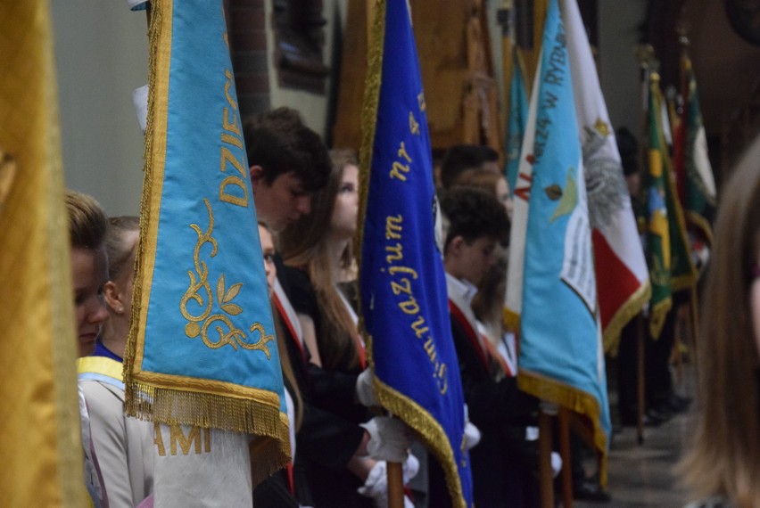 Arcybiskup Wiktor Skworc poświęcił sztandar Rybnika