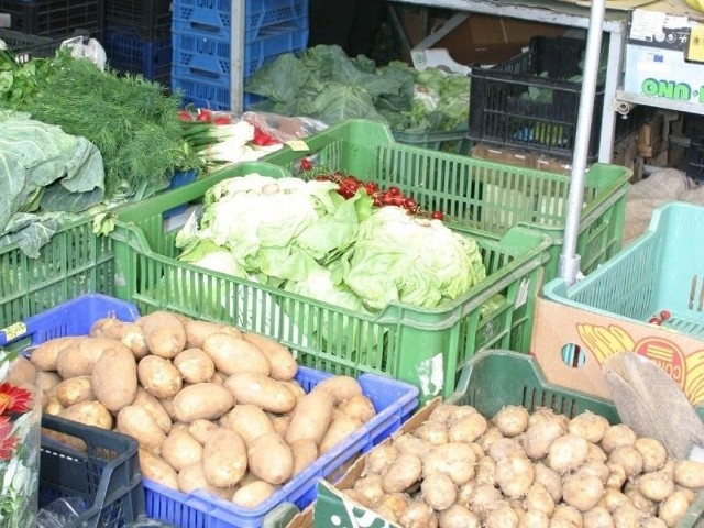 Na rzeszowskim bazarze warzyw nie brakuje. W oczy rzucają się przede wszystkim kalafiory, kapusty i różne odmiany pomidorów.