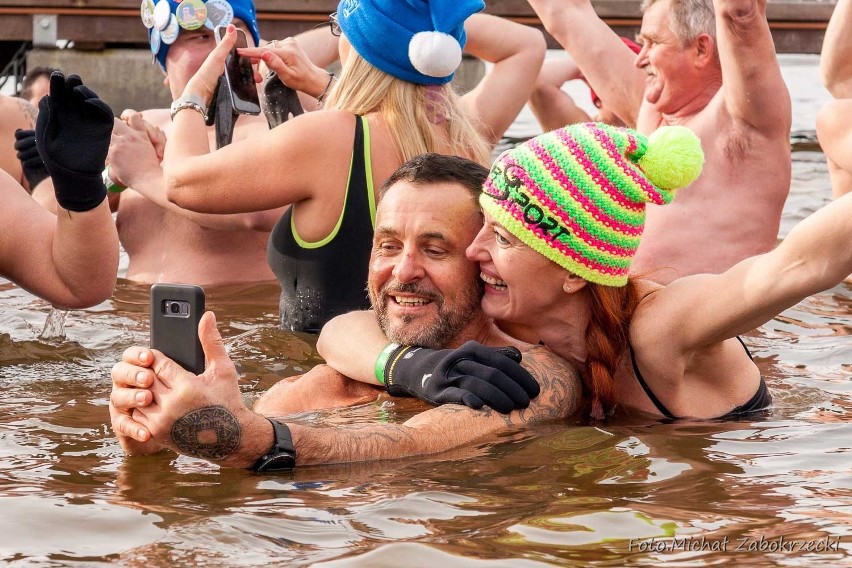 Wielki zlot morsów w Siemiatyczach. Na plaży spotkali się miłośnicy zimowych kąpieli z całej Polski (ZDJĘCIA)