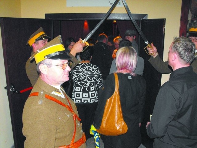 Widzów na premierowy seans "wpuszczali&#8221; członkowie grupy rekonstrukcyjnej z Grajewa w mundurach z czasów Bitwy Warszawskiej.