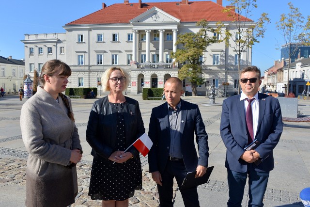 Magdalena Fogiel Litwinek, liderka struktur Kukiz 15 prezentowała na kieleckim Rynku kandydatów do Rady Miasta i sejmiku.