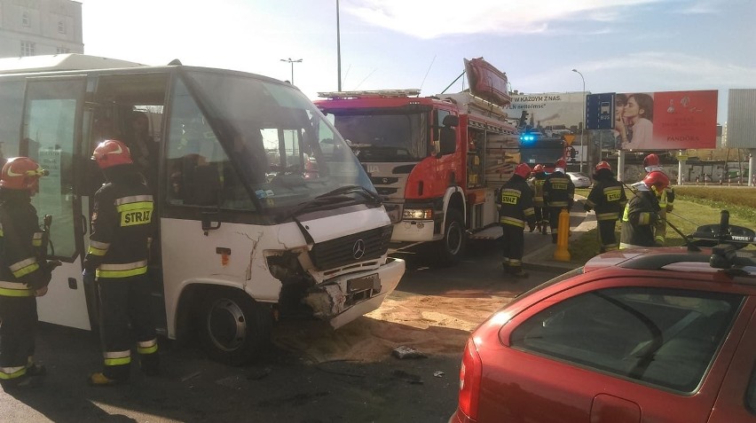 Wypadek w Białymstoku. Gigantyczne korki w centrum. Autobus zderzył się ze skodą (zdjęcia)