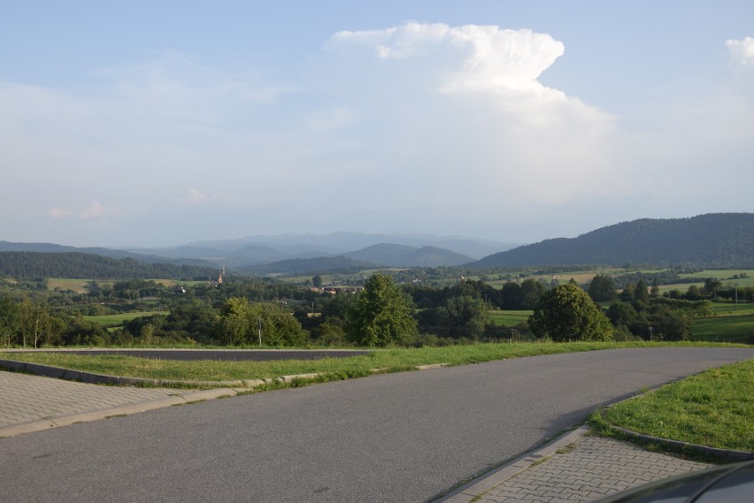 Bieszczady. Punkt widokowy w Lutowiskach. Stąd rozpościera się piękny widok m.in. na Tarnicę [ZDJĘCIA]