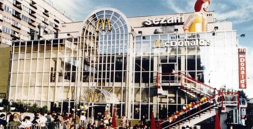 To był prawdziwy szał. Zobacz zdjęcia z otwarcia pierwszego McDonald'sa w Polsce