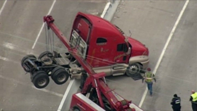 Houston, Teksas, USA. Ciężarówka zawisła na estakadzie (wideo)