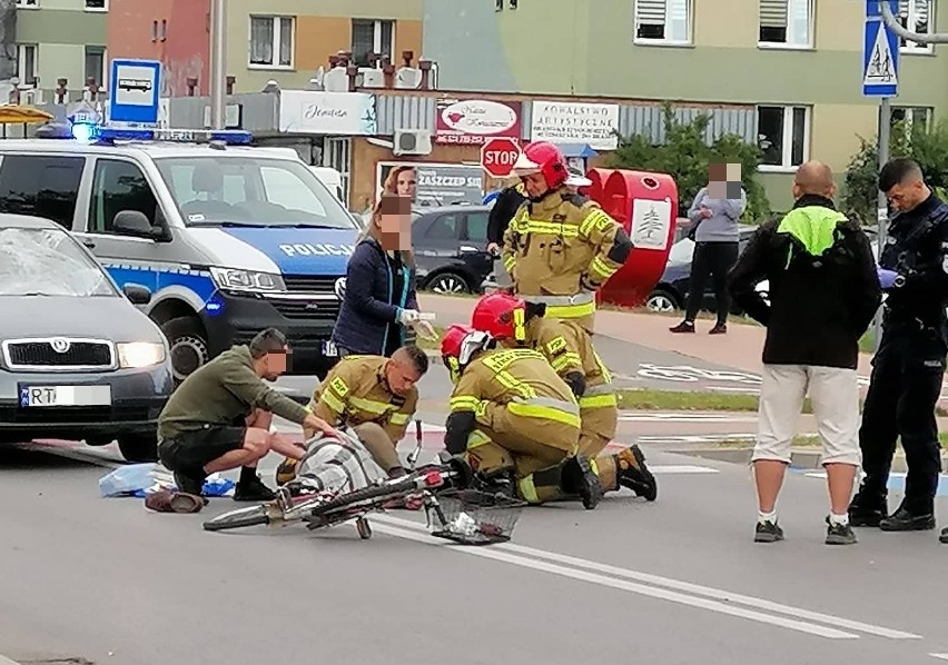 Wypadek w Tarnobrzegu. Rowerzysta potrącony przez samochód osobowy jest ranny (ZDJĘCIA)