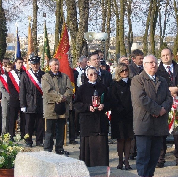 Alejami cmentarnymi w Strzelnie przeszła Droga  Krzyżowa upamiętniająca ofiary Katynia
