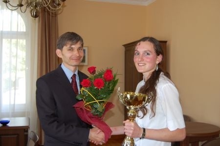 Elżbieta Wojciechowska przyjmuje gratulacje od Tomasza Sibory, prezesa uzdrowiska "Solanki"