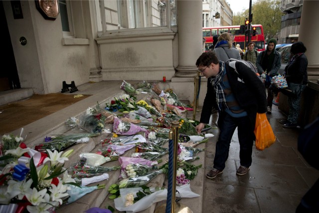 Pod ambasadą francuską w Londynie składane są kwiaty ku pamięci ofiar zamachów.