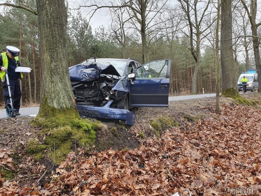 Wypadek w Murowie. Volkswagen touran uderzył w drzewo. Pogotowie zabrało do szpitala dwie osoby, kobietę i jej synka 