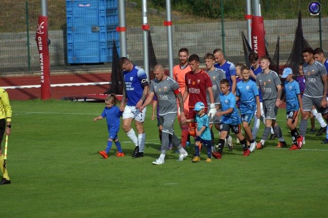 Flota Świnoujście na swoim stadionie wygrała z Hutnikiem Szczecin 5:0.