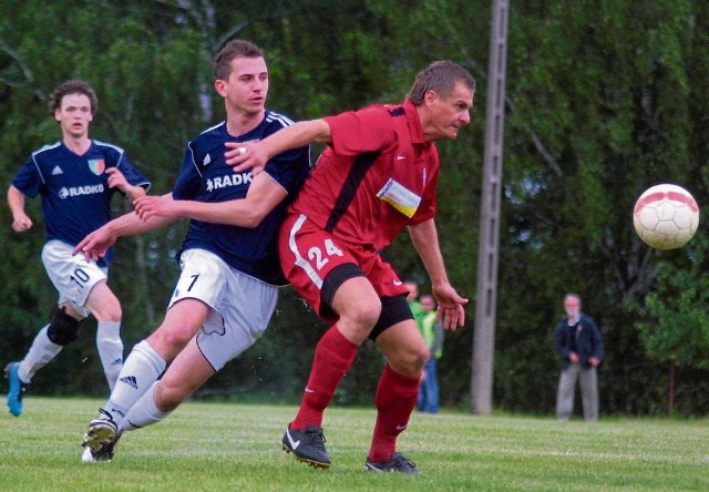 Piotr Powroźnik (nr 24) grał przez kilka lat na zapleczu ekstraklasy. Teraz w Jutrzence Giebułtów walczy o awans do trzeciej ligi.