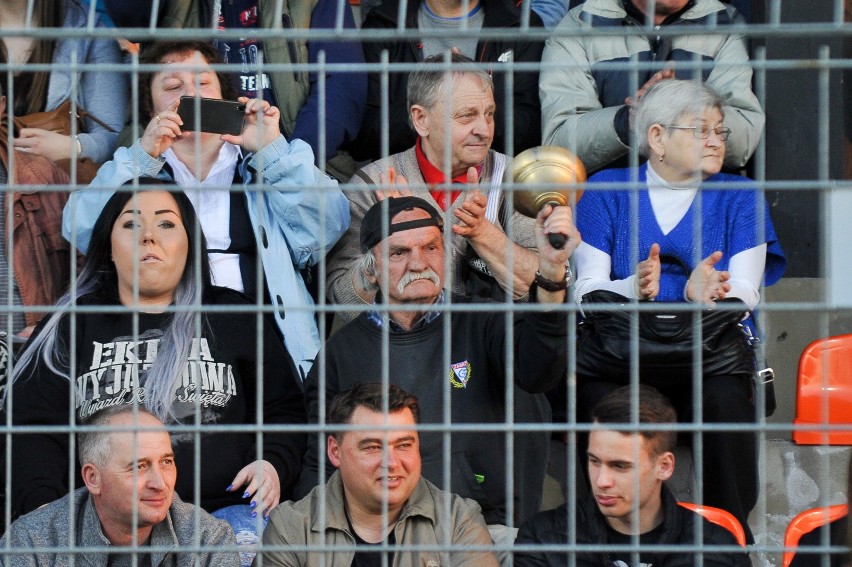 Piłkarze MKS-u wreszcie mogli cieszyć się z wygranej.