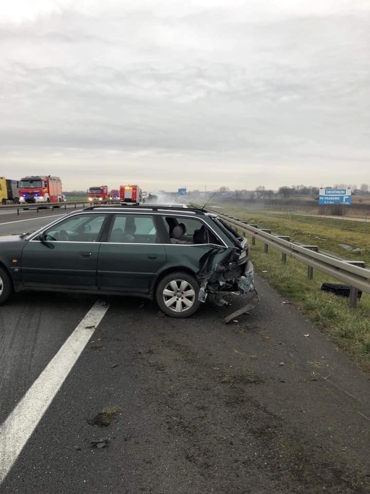 Wypadek na autostradzie A2 [AKTUALIZACJA]: Jedno z aut stanęło w płomieniach. Ruch w stronę Świecka jest utrudniony