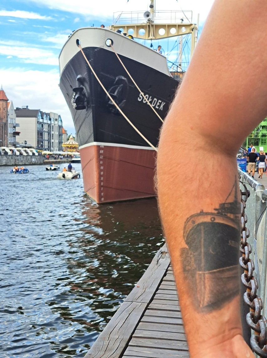 Tatuaż z wizerunkiem "Sołdka". Nieszablonowy sposób na docenienie statku cumującego w Gdańsku!