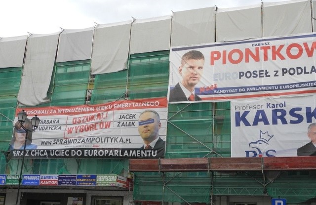 Tak wygląda wielki baner na budynku podlaskiej Solidarności w Białymstoku. Związkowcy atakują partię rządzącą, jednocześnie wywieszając obok banery kandydatów z PiS, którym oczu nikt nie zasłania.