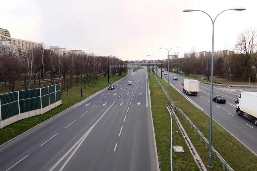 Na Czechowie ulice opustoszały, ale na targowisku handel trwa. Zobacz FOTORELACJĘ 