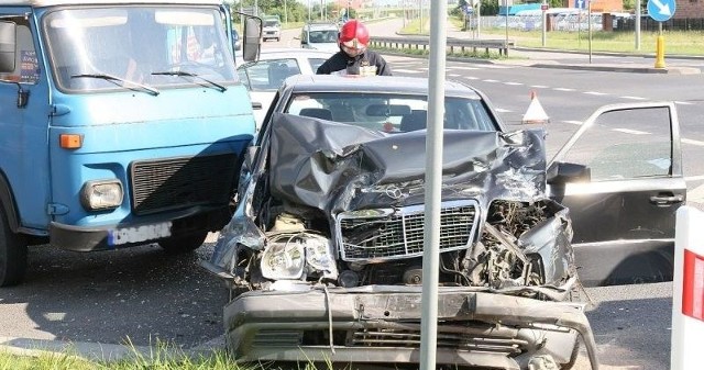 W poniedziałek około godziny 17 zderzyły się trzy auta, w tym największe zniszczenia były w mercedesie.