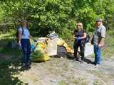 Seniorzy zrobili porządek w „kaczym dole” w Stalowej Woli. Zebrali wory śmieci. Zobaczcie zdjęcia
