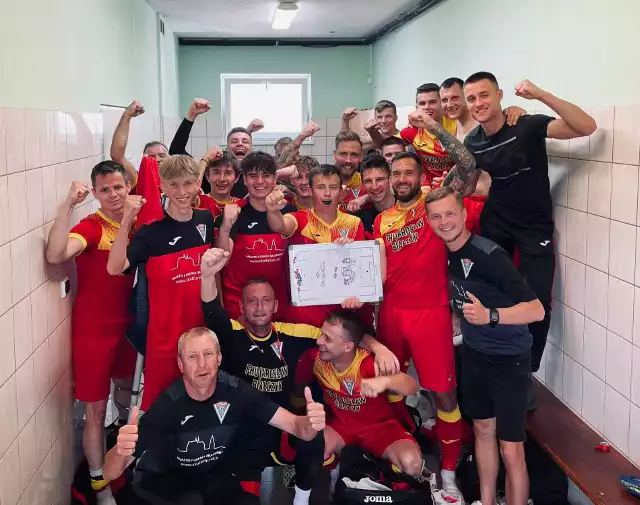 Tak piłkarze ze Skalbmierza cieszyli się ze zwycięstwa w Ćmińsku.