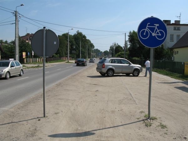 Gdzie ta ścieżka? Jak widać kierowcy też nie wiedzą. Droga dla rowerów wygląda jak rozjeżdżona przez samochody, a krawężniki, zostały przysypane piaskiem.