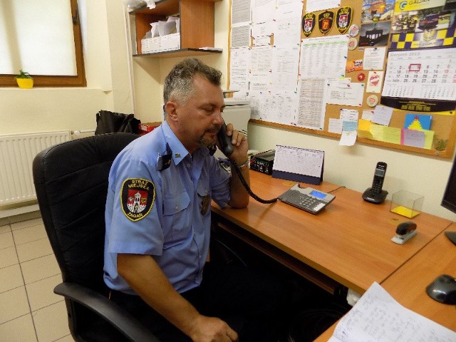 Roman Kuczak, komendant straży miejskiej odbiera sporo zgłoszeń w sprawie zatruwania powietrza.