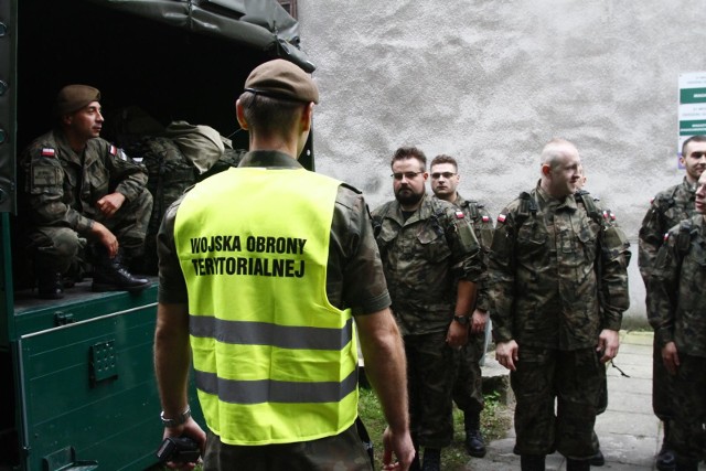 Chcesz zostać Terytorialsem, ale nie wiesz, od czego zacząć? W kilku krokach objaśniamy, co trzeba zrobić, żeby dostać się do Wojsk Obrony Terytorialnej.Szczegółowe informacje znajdziesz na następnych slajdach. Przesuń zdjęcie gestem lub naciśnij strzałkę w prawo.***Zobacz także materiał wideo: "Jest ciężko, ale nie żałujemy". Wojska Obrony Terytorialnej ćwiczą w Białej Podlaskiejźródło: TVN24/x-news