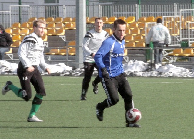 Piłkarze Broni (w niebieskich strojach) w piątek zagrają sparing ze Spartą Jazgarzew.