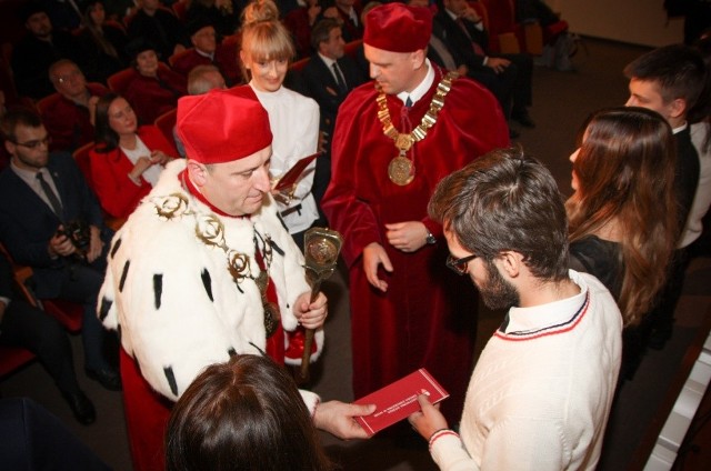 Rektor PWSZ w Nysie wręcza indeksy nowym studentom.