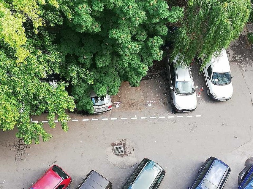 Kraków. Wojna na prywatne blokady parkingowe na Al. Słowackiego