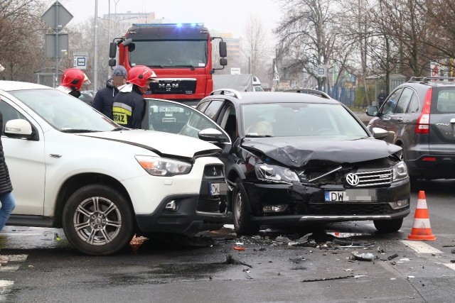 Według wstępnych ustaleń kierujący samochodem osobowym marki Mitsubishi, wyjeżdżając z ulicy Drzewieckiego, nie ustąpił pierwszeństwa przejazdu kierowcy volkswagena jadącemu ulicą Drzewieckiego.