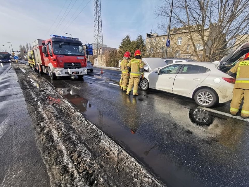 Na miejscu pojawiły się służby: strażacy, policja, pogotowie...