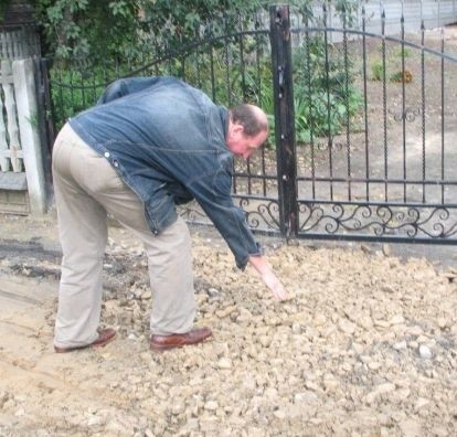 Krzysztof Tracz z osiedla Ocice w Tarnobrzegu pokazuje zasypaną dziurę, w którą przed kilkoma dniami wjechał samochodem. Jest jednym z wielu mieszkańców, którzy narzekają na zły stan nawierzchni, pozostawionej przez wykonawcę kanalizacji.