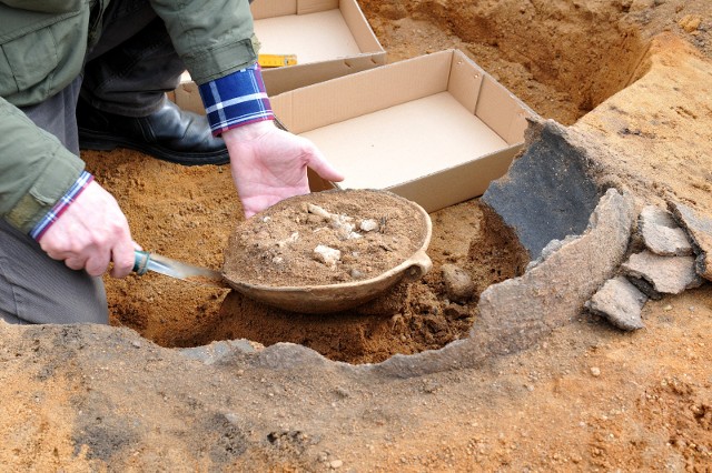 Przeprowadzone badania archeologiczne wykazały, że mamy do czynienia z pochówkiem sprzed ponad 2000 lat. Jest to tzw. grób podkloszowy.